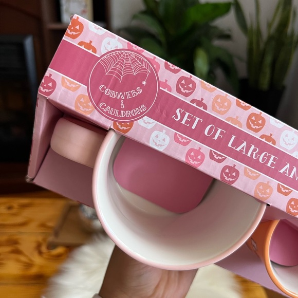 🎃Cobwebs and Cualdrons Halloween Ghost Set of Large and small mugs - Picture 8 of 9